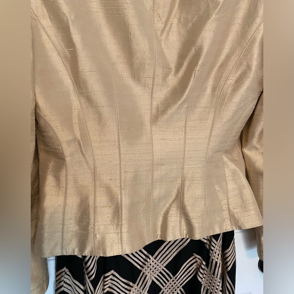 Kay Unger New York Jacket & Skirt size 6, two piece set
Gold silk jacket & skirt - Picture 7 of 14